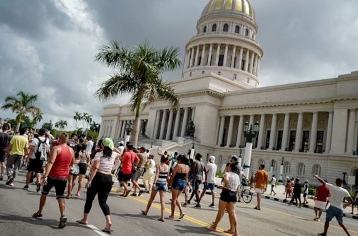 Miles de cubanos protestan contra el gobierno ante emergencia sanitaria