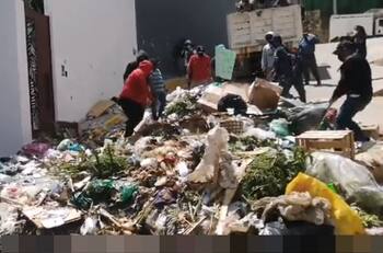 Recolectores de basura arrojan desechos a casa del alcalde de Oaxaca
