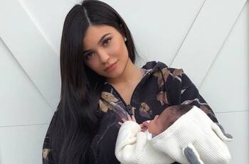 Kylie Jenner comparte consejos de maternidad con la revista Elle