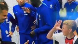 VIDEO | Niño se burla de jugador del Chelsea previo al duelo ante el Southampton