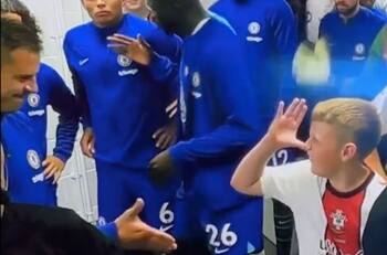 VIDEO | Niño se burla de jugador del Chelsea previo al duelo ante el Southampton