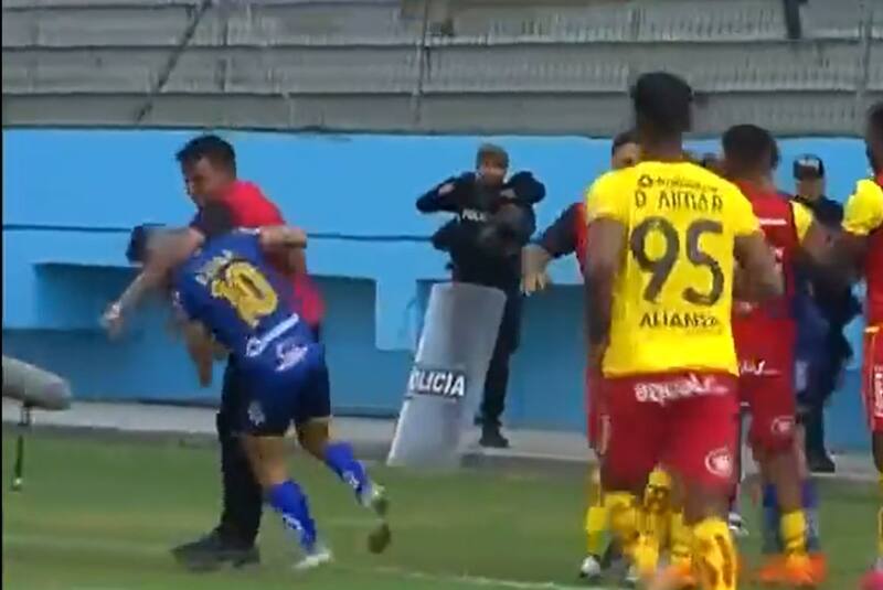 El DT venezolano agredió a dos rivales en Ecuador: fue suspendido por 14 meses.