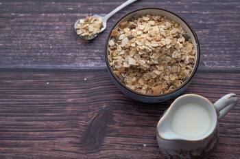 El batido de avena milagroso que regenera el colágeno en tus rodillas