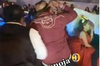 VIDEO: Chambelanes le hacen baile sexy a quinceañera y el padre enfurece