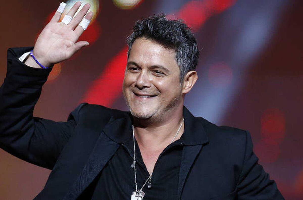 Alejandro Sanz se vacuna "fácil" en España y manda mensaje a sus fans