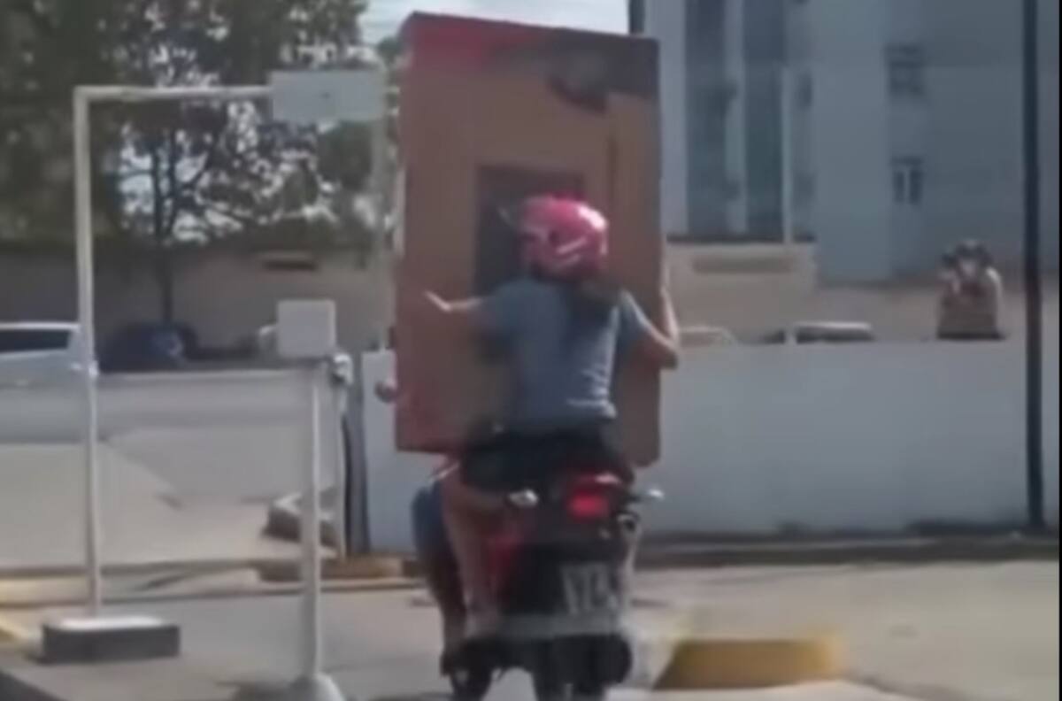 Video: Pareja compra una pantalla nueva, se les cae al momento de salir en motocicleta