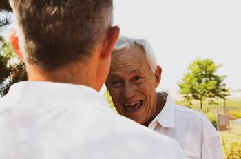 Las mejores canciones para dedicar en el Día del Abuelo