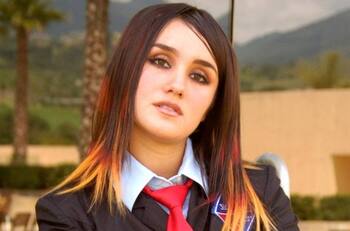 Dulce María recibe una visita muy especial en el estudio de grabación