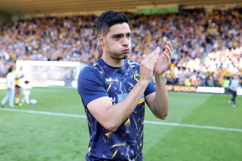 Raúl Jiménez se despidió entre lágrimas de la afición de los Wolves. (Twitter)