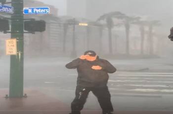 VIDEO: Reportero se salva de ser arrastrado por el huracán Ida durante transmisión en vivo