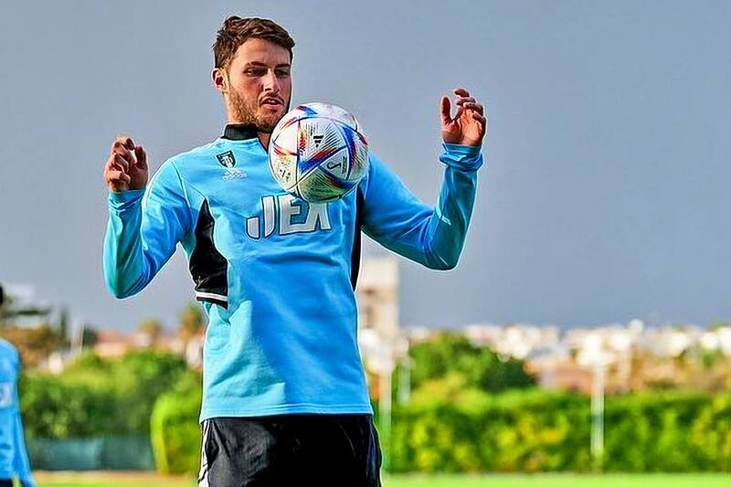 renovó con el Feyenoord hasta el 2027.