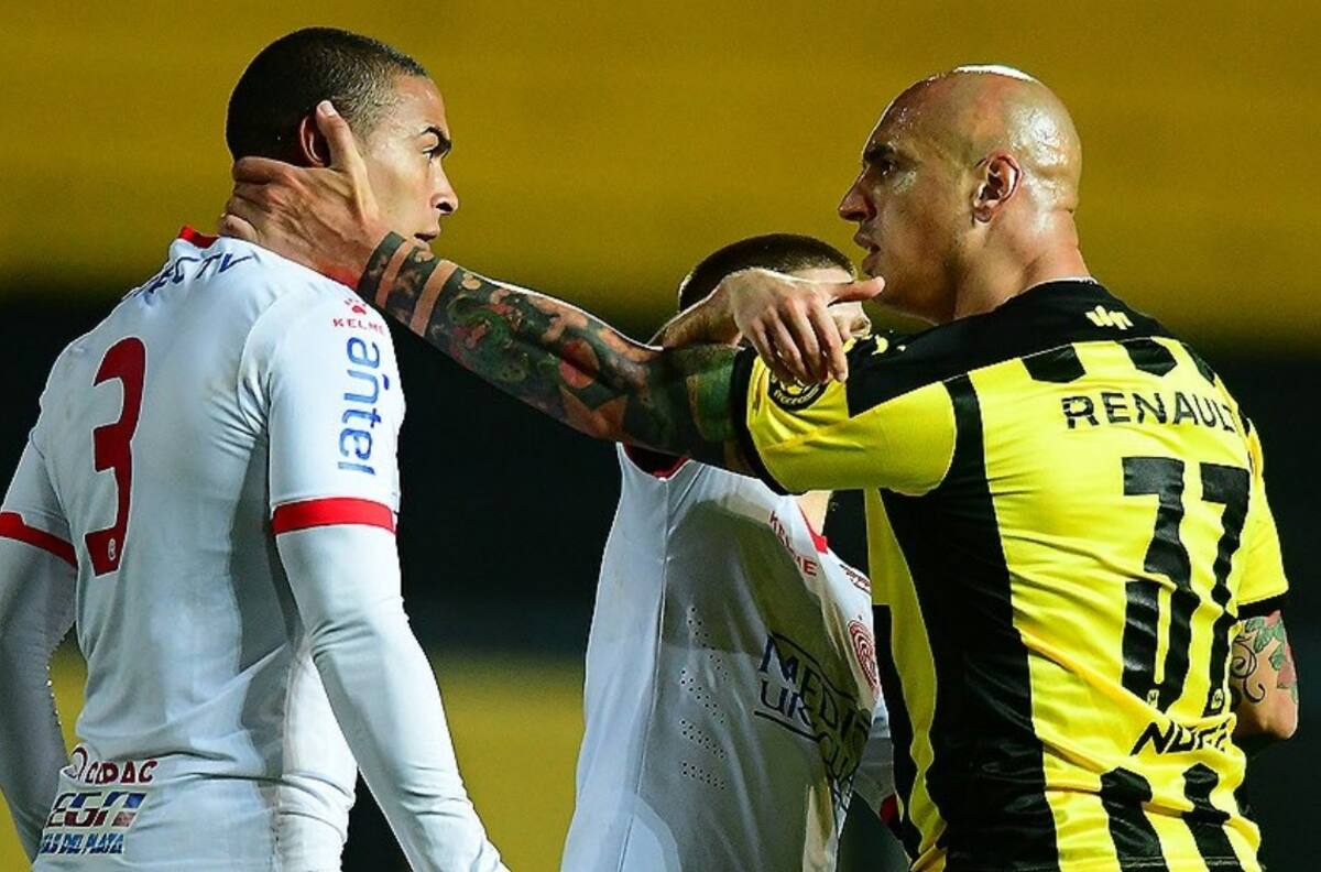 Video: Ariel Nahuelpán inició una bronca campal en la liga uruguaya