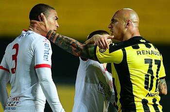 Video: Ariel Nahuelpán inició una bronca campal en la liga uruguaya