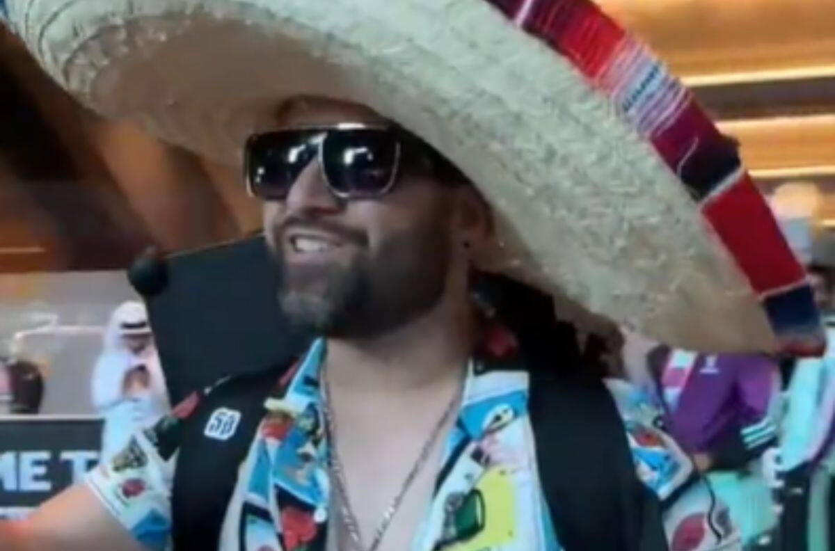 VIDEO | Aficionado mexicano llama la atención en Qatar al llegar con música de mariachi y peculiar vestimenta