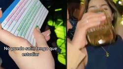 VIDEO| Joven estudia en pleno bar con sus amigas y se hace viral