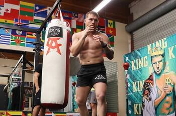 VIDEO | Así se sentiría recibir un par de ganchos al hígado del ‘Canelo’ Álvarez