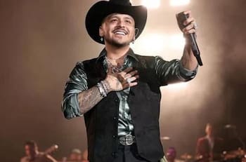 Christian Nodal es sorprendido por una fanático que se tatuó su cara en un brazo