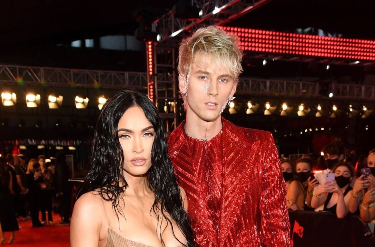 Megan Fox luce un vestido transparente en la alfombra roja de los MTV VMAs