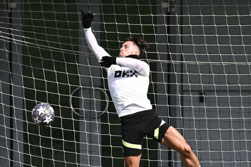 Grealish vivió en carne propio la potencia de los tiros de Haaland