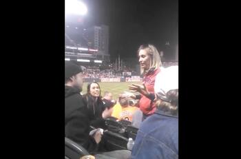 ¡Reprobable! Una mujer escupe a aficionados de Grandes Ligas por esta razón