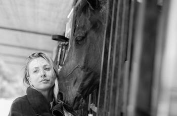 Actriz de "The Big Bang Theory": Kaley Cuoco librará de maltrato a caballo de los Olímpicos