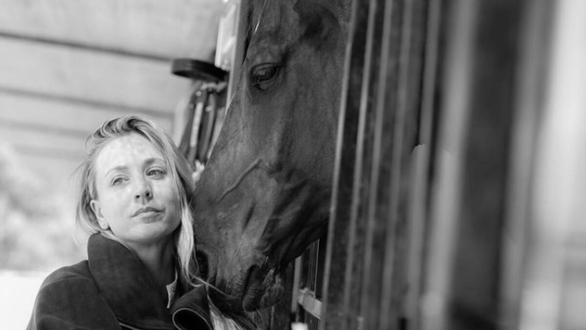 Actriz de "The Big Bang Theory": Kaley Cuoco librará de maltrato a caballo de los Olímpicos