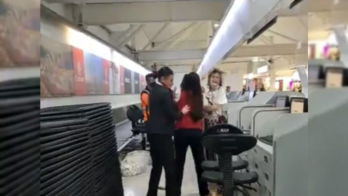 Mujer pierde el control y agrede al personal del AICM, también destruyó algunas computadoras