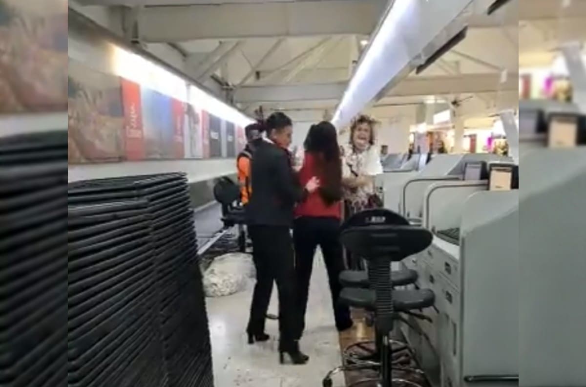 Mujer pierde el control y agrede al personal del AICM, también destruyó algunas computadoras