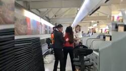 Mujer pierde el control y agrede al personal del AICM, también destruyó algunas computadoras