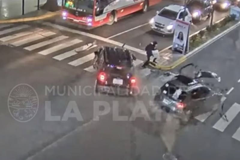 El momento exacto del accidente. Créditos: Municipalidad de La Plata