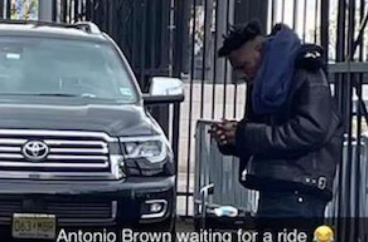 Así se tuvo que ir Antonio Brown tras ser despedido por los Tampa Bay Buccaneers