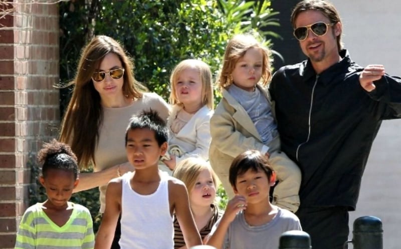 Brad Pitt y Angelina Jolie junto a sus 6 hijos en común