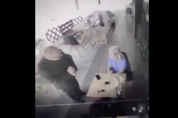 Video: Sacerdote es captado robándose un celular a una turista en Playa del Carmen