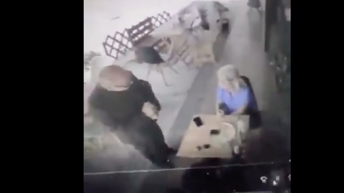 Video: Sacerdote es captado robándose un celular a una turista en Playa del Carmen