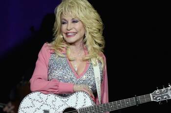 Dolly Parton se viste de conejita a sus 75 años y recrea su icónica portada de “Playboy”