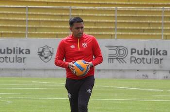 César Farías recibió castigo por más de un año tras agredir a dos jugadores en Ecuador