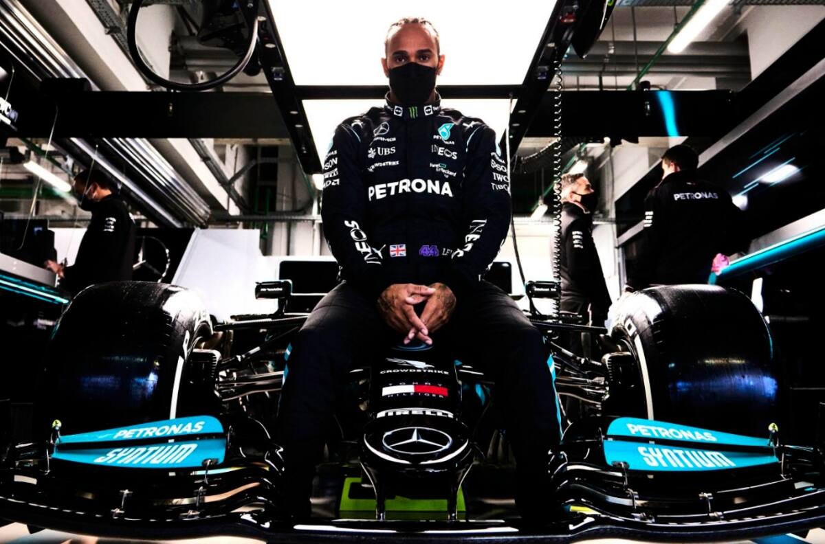 Lewis Hamilton se prepara en un simulador de cara al Gran Premio de México