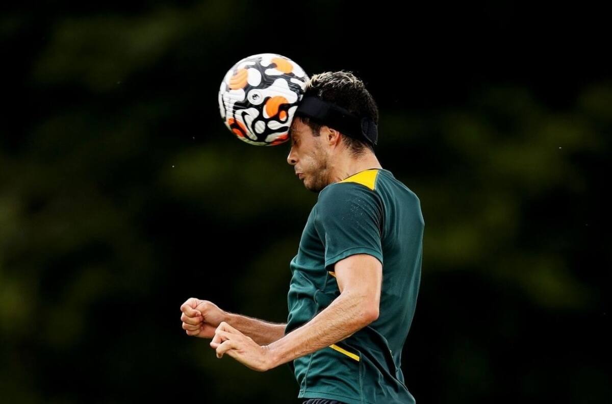 Raúl Jiménez vuelve a rematar de cabeza tras lesión craneal