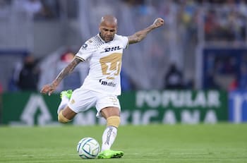 Dani Alves es captado haciendo 'berrinche' luego de que Eduardo Salvio no le pasara el balón