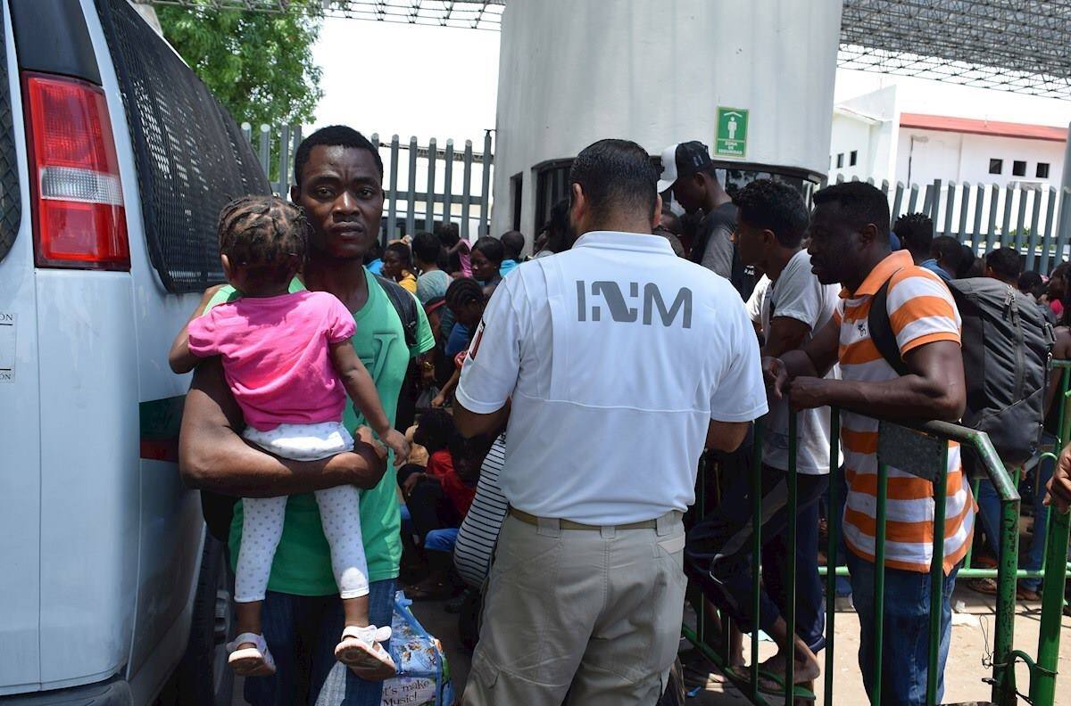 Fiscalía detiene a ocho personas que transportaban a 210 migrantes en Chiapas