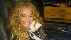 Paulina Rubio impacta al usar un sensual traje de Navidad