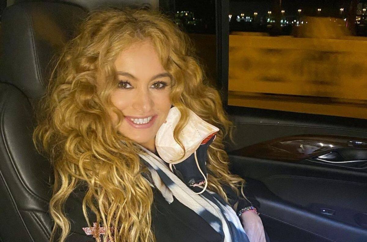 Paulina Rubio impacta al usar un sensual traje de Navidad