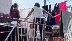 Mujer golpea con un palo a niña de 2 años por perder dinero y se viraliza | VIDEO