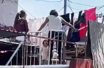 Mujer golpea con un palo a niña de 2 años por perder dinero y se viraliza | VIDEO