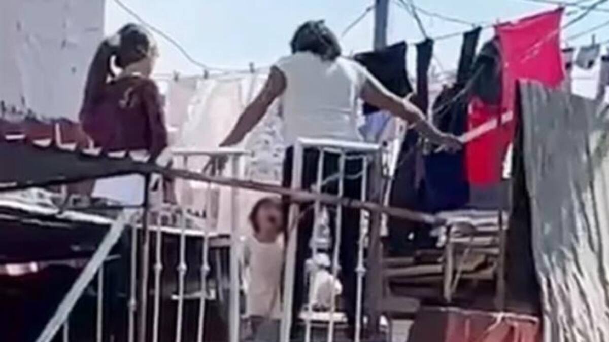 Mujer golpea con un palo a niña de 2 años por perder dinero y se viraliza | VIDEO