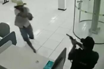 VIDEO | ¡Imágenes fuertes! Policía frustra asalto en banco de Brasil, el asaltante muere en el lugar