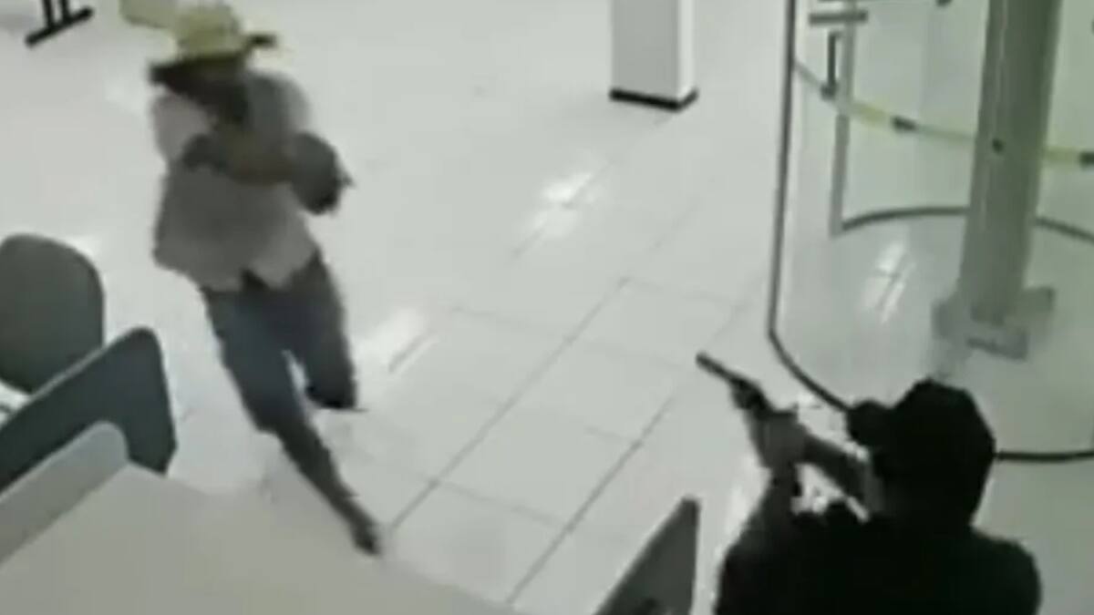VIDEO | ¡Imágenes fuertes! Policía frustra asalto en banco de Brasil, el asaltante muere en el lugar