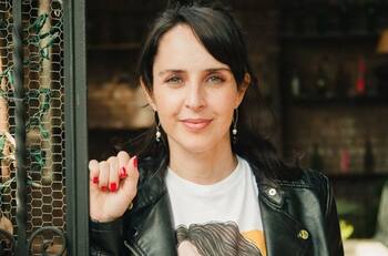 Irán Castillo revela que está embarazada y también que se ha comprometido