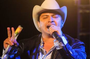 Julión Álvarez agradece a Dios, celebrar sus primeros 15 años de carrera