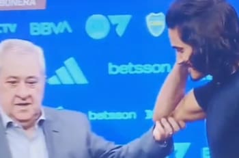 VIDEO | El gesto de rechazo de Edinson Cavani al presidente de Boca Juniors